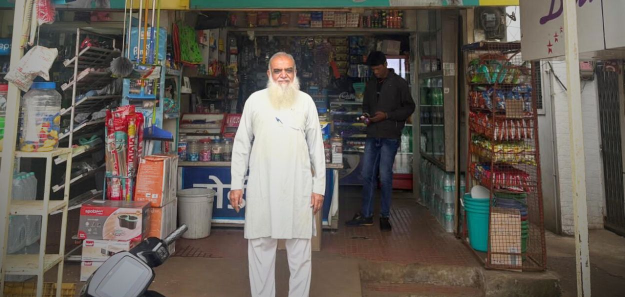 नॉव्हेल्टी स्टोअर्सचे मालक मोहम्मद अशरफ