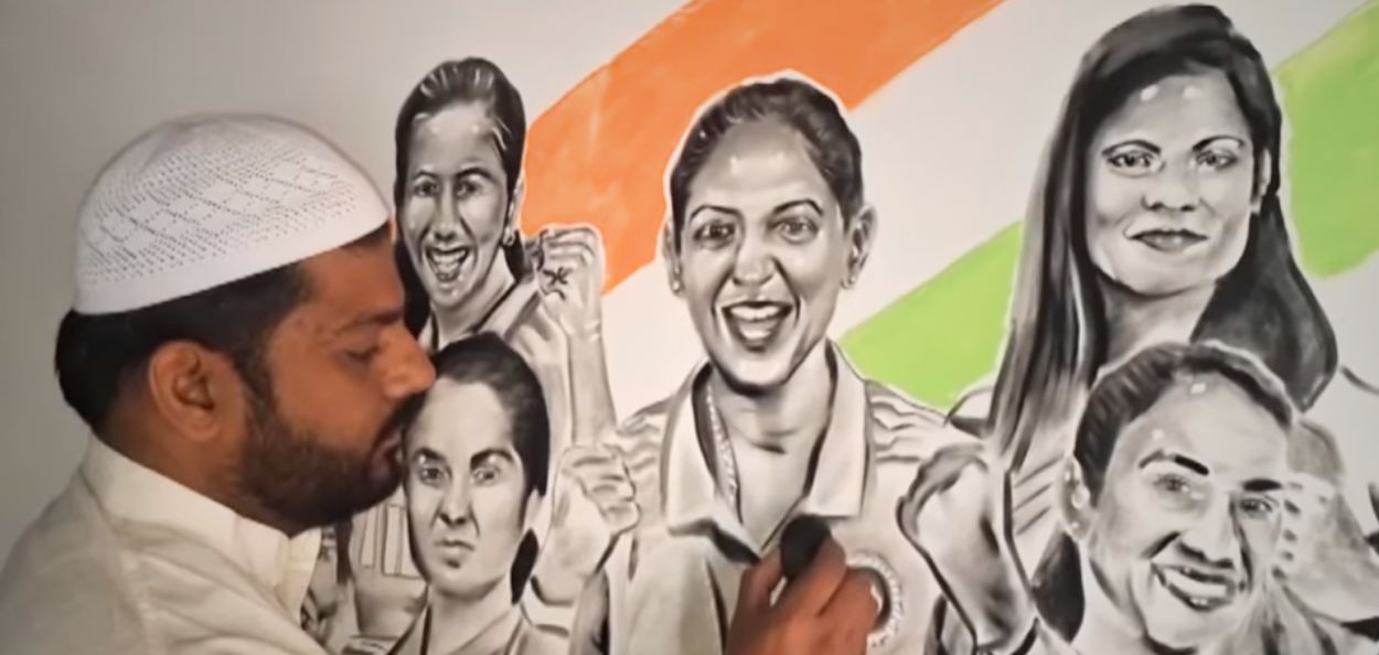 भारतीय कलाकार झोहैब खान यांनी भारतीय महिला क्रिकेट संघाची मनमोहक कलाकृती कोळशाद्वारे साकारली 