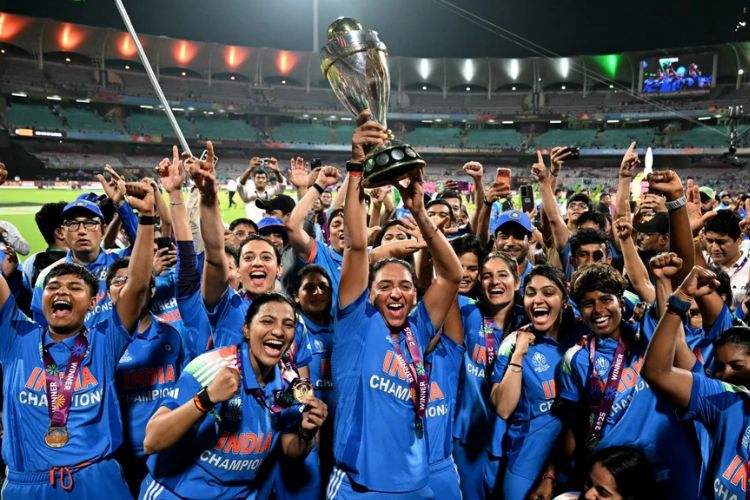 भारतीय महिला क्रिकेट संघ विजयचा जल्लोष साजरा करतानाचे क्षण