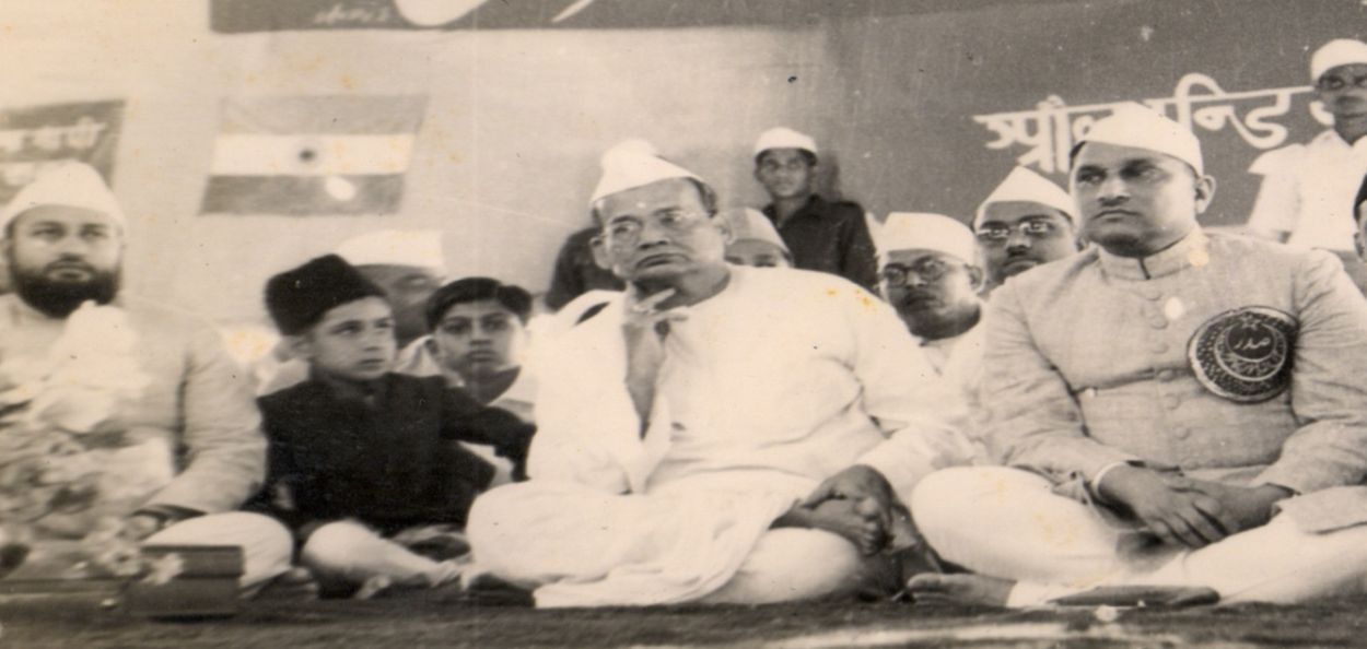 मोमीन कॉन्फरन्सच्या मंचावरील एक दृश्य