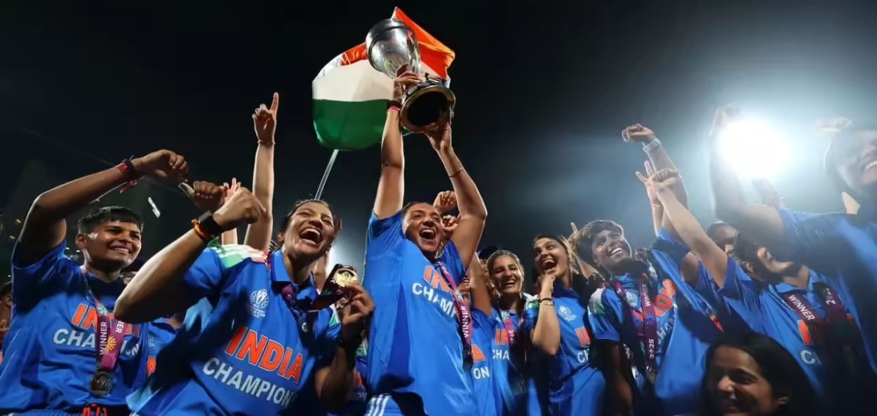 भारतीय महिला क्रिकेट संघ विजयचा जल्लोष करतानाचे क्षण