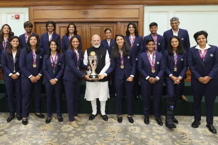 पंतप्रधान नरेंद्र मोदी यांनी दिल्लीतील आपल्या निवासस्थानी महिला विश्वचषक विजेत्या भारतीय क्रिकेट संघाचे अभिनंदन केले