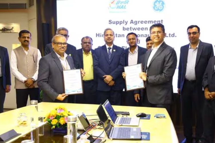 दोन्ही संस्थांमधील अधिकारी करार करताना