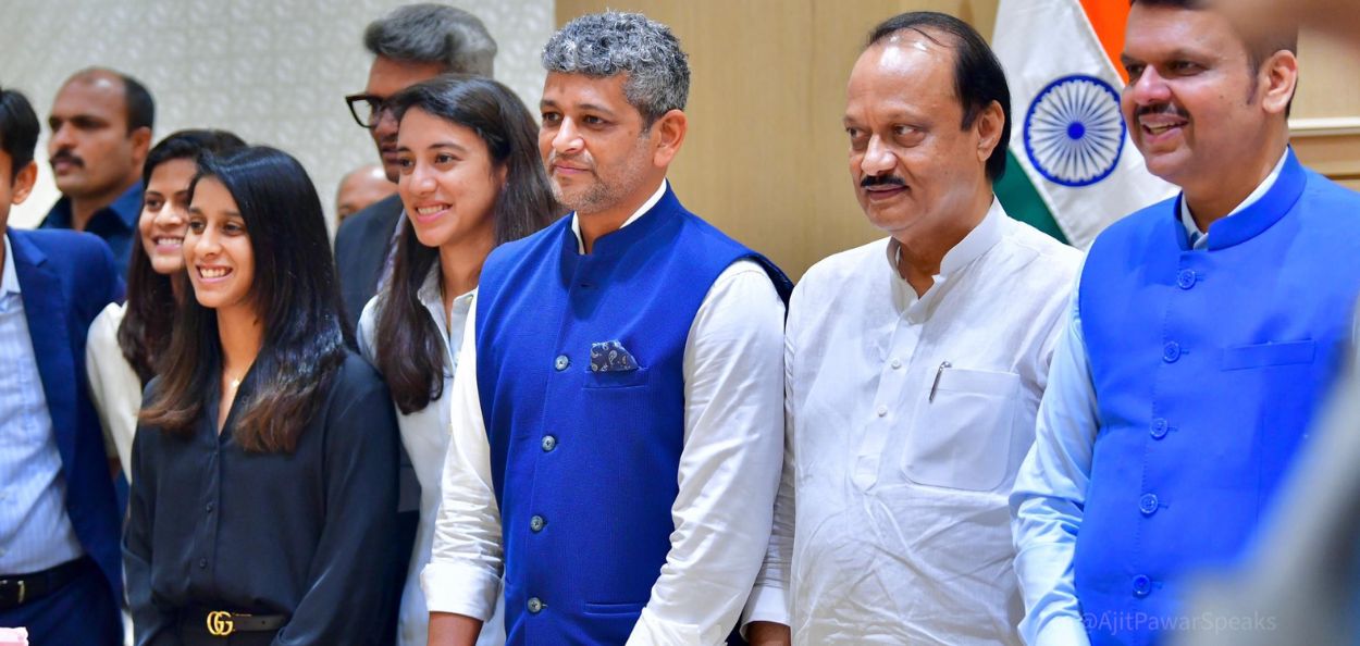 महिला विश्वचषक विजेत्या संघातील महाराष्ट्राच्या खेळाडू आणि प्रशिक्षकांसमवेत मुख्यमंत्री आणि उपमुख्यमंत्री