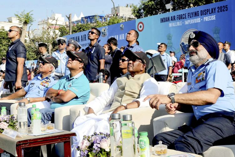 गुवाहाटी येथे आयोजित केलेल्या भव्य 'फुल-स्केल एअर शो'मधील दृश्य 