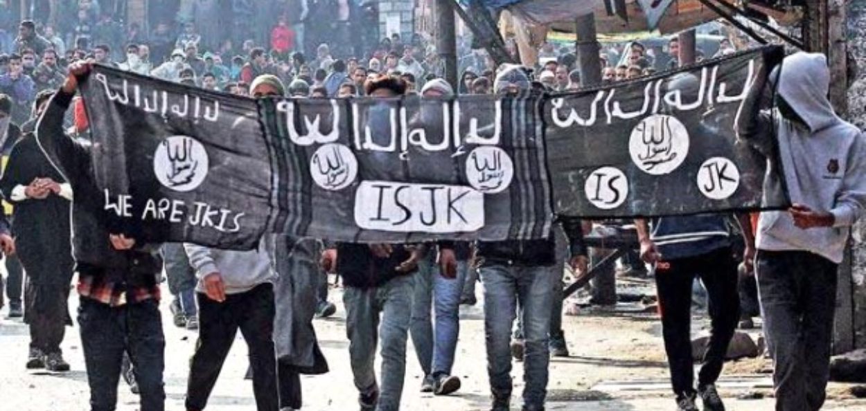 २०१५मध्ये इस्लामिक स्टेटचे झेंडे हाती घेतलेले काश्मिरी तरुण