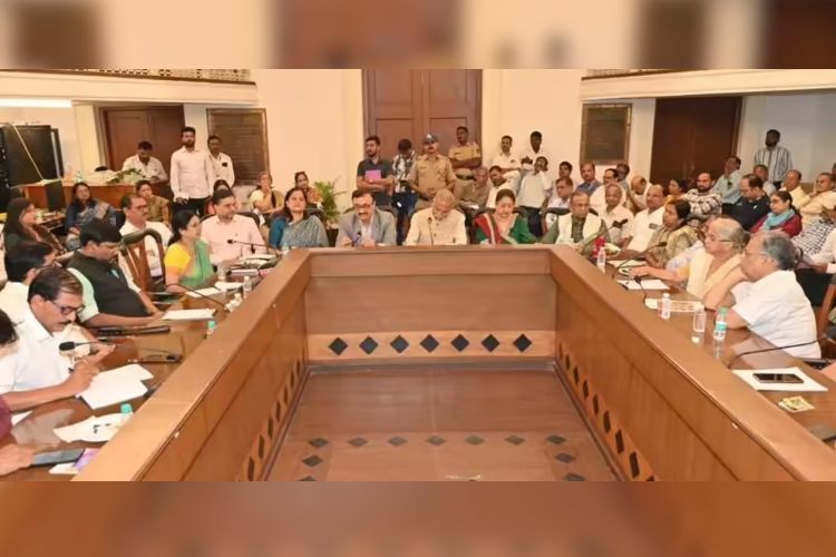 शिक्षणतज्ज्ञ नरेंद्र जाधव यांच्या अध्यक्षतेखालील राज्यस्तरीय समितीसमोर कौन्सिल हॉल येथे पार पडलेली बैठक 