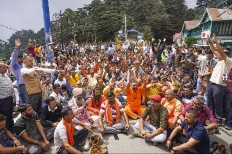 देवभूमी संघर्ष समितीचे कार्यकर्ते 