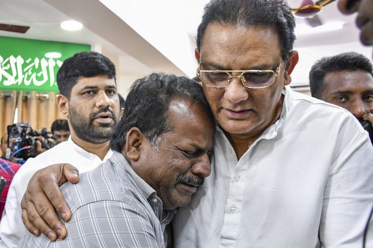 तेलंगणाचे अल्पसंख्याक मंत्री मोहम्मद अझरुद्दीन यांनी मदिनेजवळ झालेल्या बस दुर्घटनेत मृत्यू झालेल्या यात्रेकरूंच्या कुटुंबांची भेट घेतली 