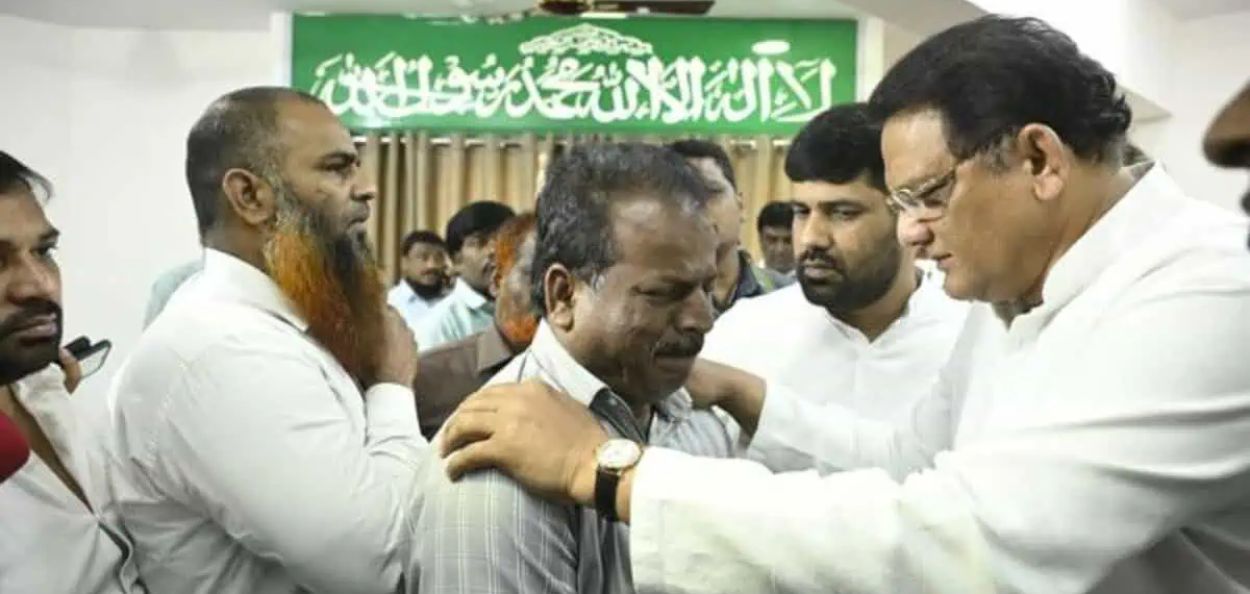 तेलंगणाचे अल्पसंख्याक मंत्री मोहम्मद अझरुद्दीन यांनी मदिनेजवळ झालेल्या बस दुर्घटनेत मृत्यू झालेल्या यात्रेकरूंच्या कुटुंबांची भेट घेतली