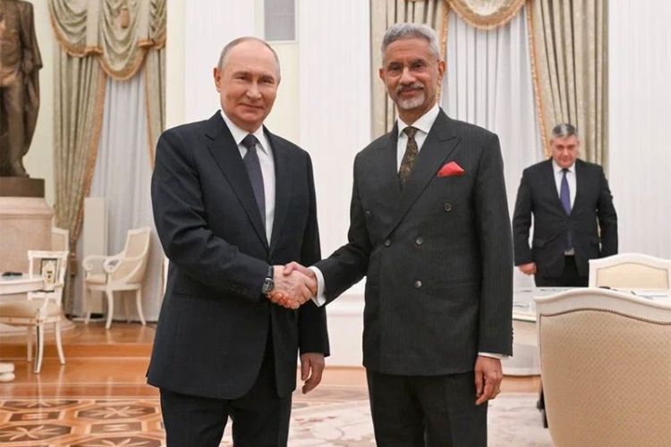 परराष्ट्रमंत्री एस. जयशंकर यांच्यासमवेत रशियाचे राष्ट्राध्यक्ष व्लादिमीर पुतिन