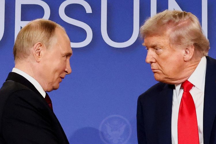 अमेरिकेचे राष्ट्राध्यक्ष डोनाल्ड ट्रम्प आणि रशियाचे अध्यक्ष व्लादिमीर पुतीन