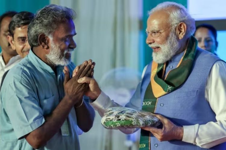 तामिळनाडूतील कोईम्बतूर येथील एका सभेत शेतकऱ्यासोबत संवाद साधताना पंतप्रधान नरेंद्र मोदी 