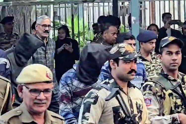 संशयित आरोपींना न्यायालयात नेले जात असताना 