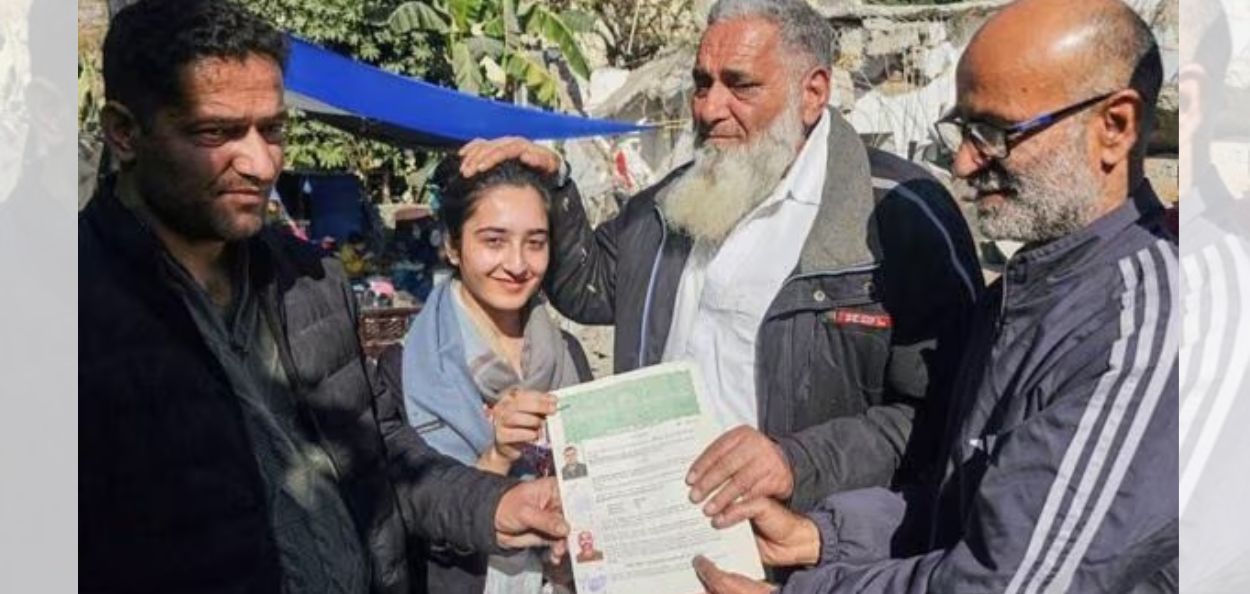 कुलदीप शर्मा (उजवीकडे) आणि अरफाझ अहमद डेंग (डावीकडे)