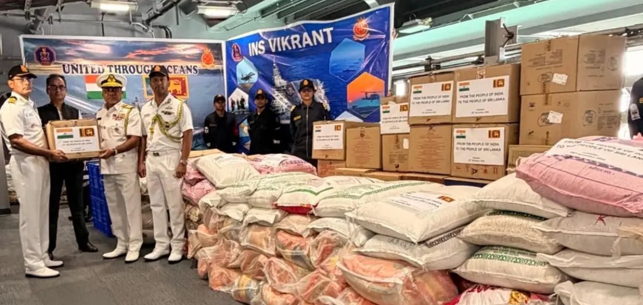श्रीलंकेत आलेल्या संकटातून बाहेर काढण्यासाठी भारताच्या 'INS विक्रांत'ने पोहोचवली तातडीने मदत