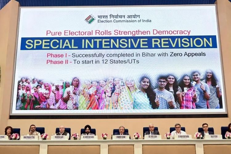 निवडणूक आयोगाच्या पत्रकार परिषदेतील दृश्य 