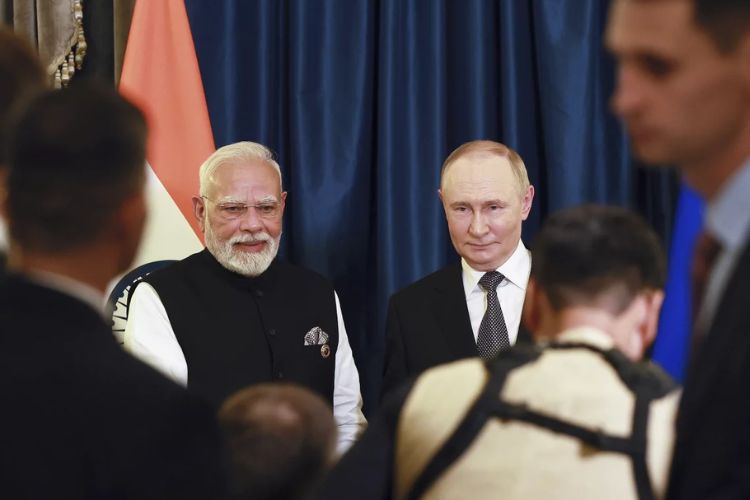 पंतप्रधान नरेंद्र मोदी यांच्यासमवेत रशियाचे अध्यक्ष व्लादिमीर पुतीन