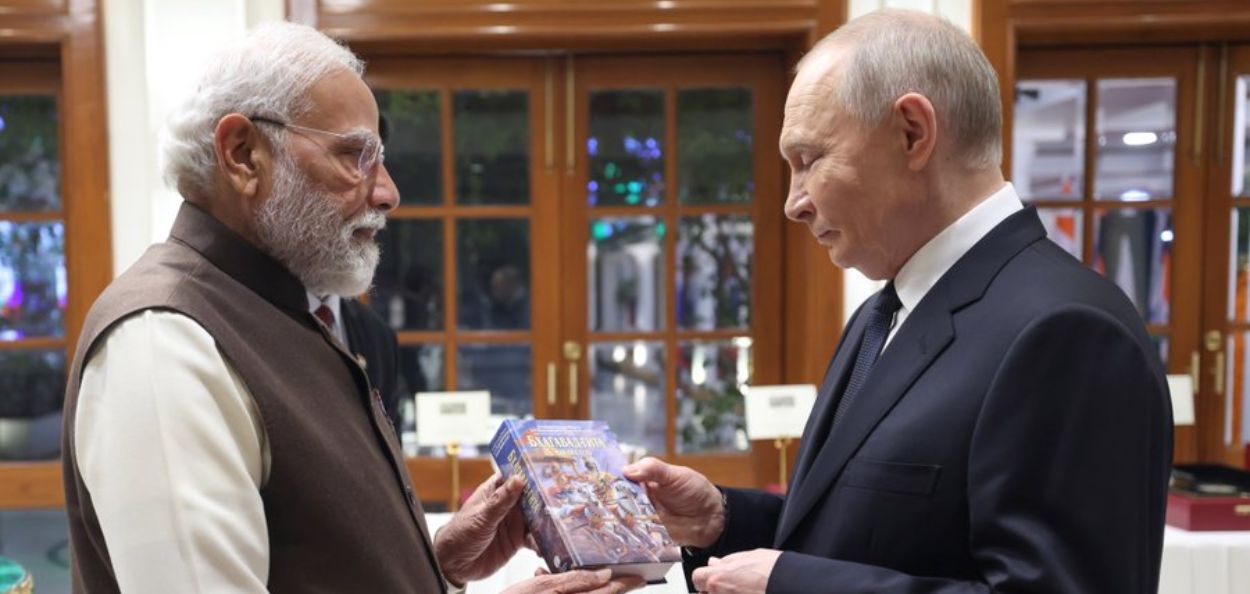 पंतप्रधान नरेंद्र मोदी हे रशियाचे अध्यक्ष व्लादिमीर पुतीन यांना श्रीमद्भगवद्गीता भेट देताना 