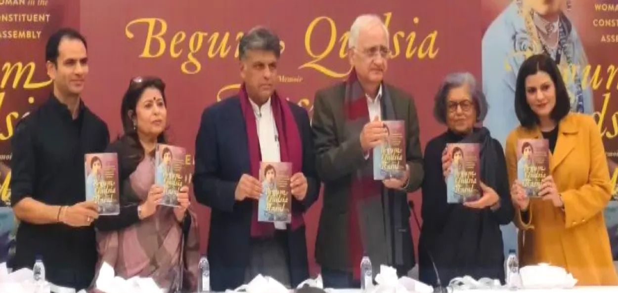 पुस्तकाचे प्रकाशन करताना मान्यवर 