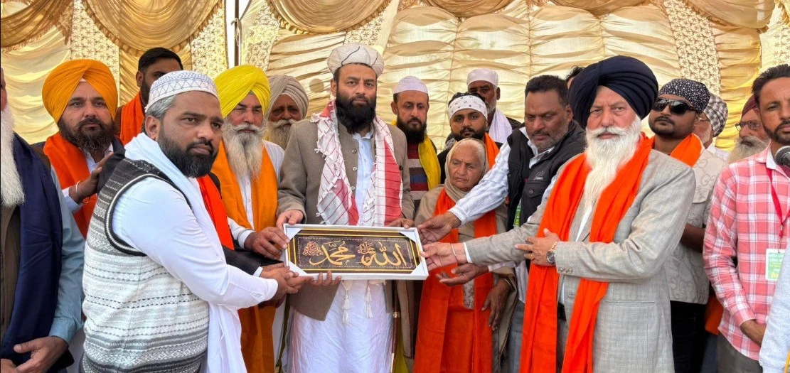 शाही इमाम पंजाब यांचा सत्कार करताना गावकरी 