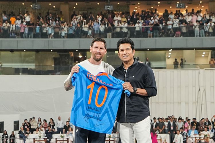 भारताचा माजी खेळाडू सचिन तेंडुलकर आणि अर्जेंटिनाचा फुटबॉलपटू लिओनेल मेस्सी