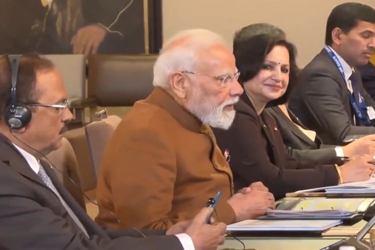 पंतप्रधान नरेंद्र मोदी हे किंग अब्दुल्ला द्वितीय यांच्यासोबत शिष्टमंडळ स्तरावर चर्चा करताना 