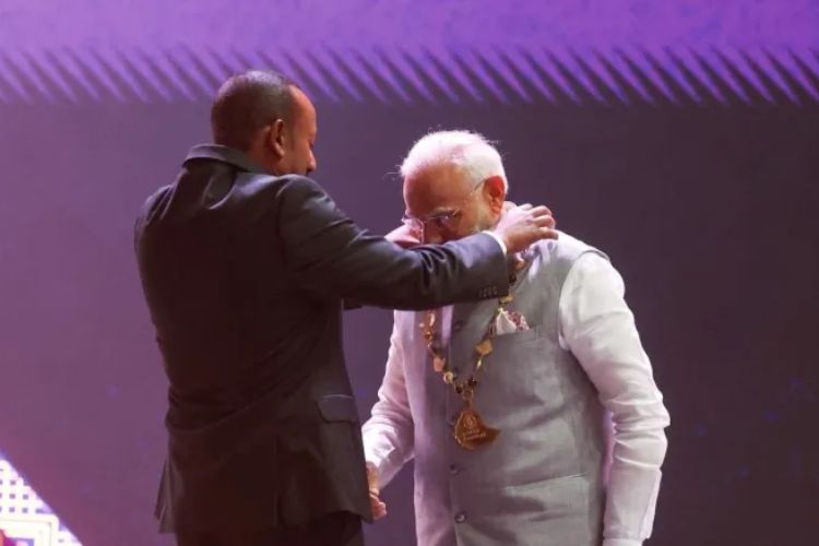 इथियोपियाचे पंतप्रधान अबी अहमद अली यांच्या हस्ते पंतप्रधान नरेंद्र मोदी यांचा सन्मान 