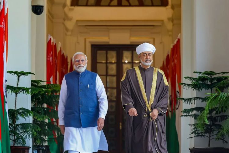 पंतप्रधान नरेंद्र मोदी यांच्यासमवेत ओमानचे राजदूत ईसा बिन सालेह अल शिबानी