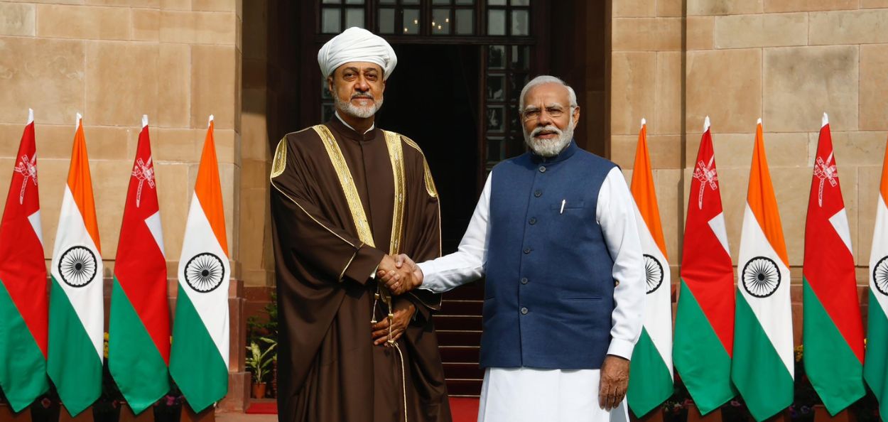 पंतप्रधान नरेंद्र मोदी यांच्यासमवेत ओमानचे राजदूत ईसा बिन सालेह अल शिबानी