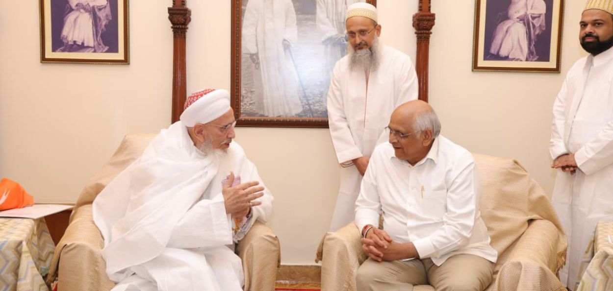 गुजरातचे मुख्यमंत्री भूपेंद्र पटेल आणि दाऊदी बोहरा समाजाचे जागतिक धर्मगुरू डॉ. सय्यदना मुफद्दल सैफुद्दीन साहेब यांच्या भेटीचा क्षण 