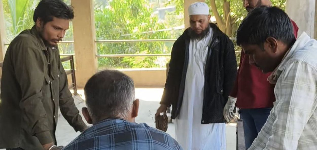 खिदमत-ए-खल्क संस्थेचे कार्यकर्ते विकास भारद्वाज यांच्यावर अंत्यसंस्कार करताना 