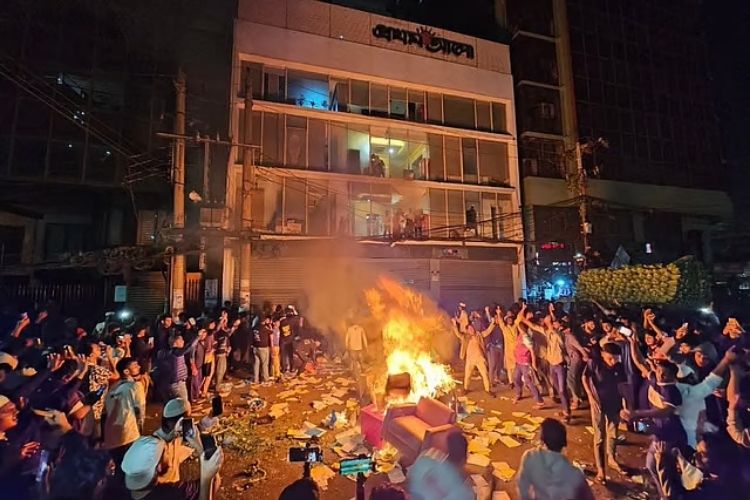 बांगलादेशातील 'प्रथम आलो' आणि 'डेली स्टार'ची कार्यालये पेटवली