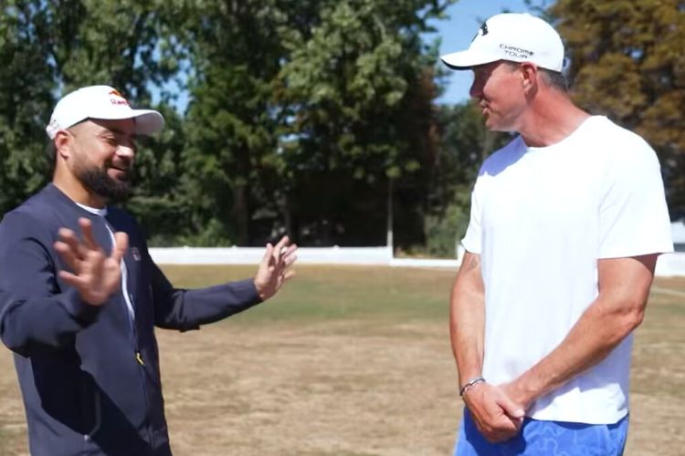 अफगाणिस्तानचा क्रिकेटपटू रशीद खान याच्यासमवेत इंग्लंडचा माजी कर्णधार केविन पीटरसन