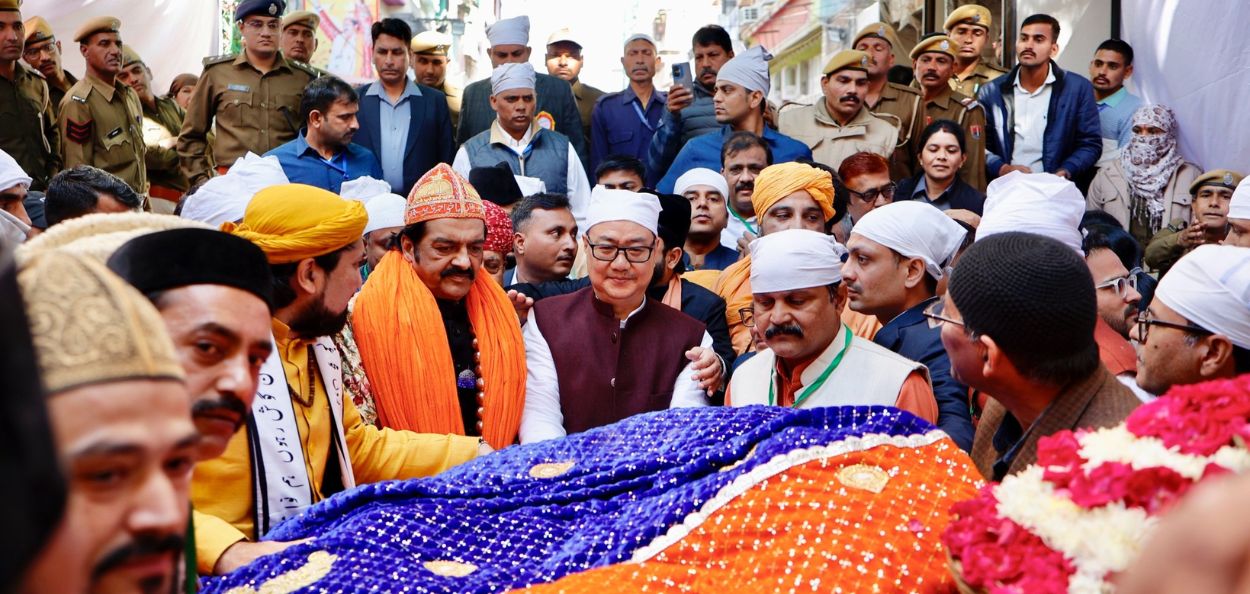 राजस्थानमधील प्रसिद्ध अजमेर शरीफ दर्ग्यावर चादर अर्पण करताना अल्पसंख्याक व्यवहार मंत्री किरेन रिजिजू 