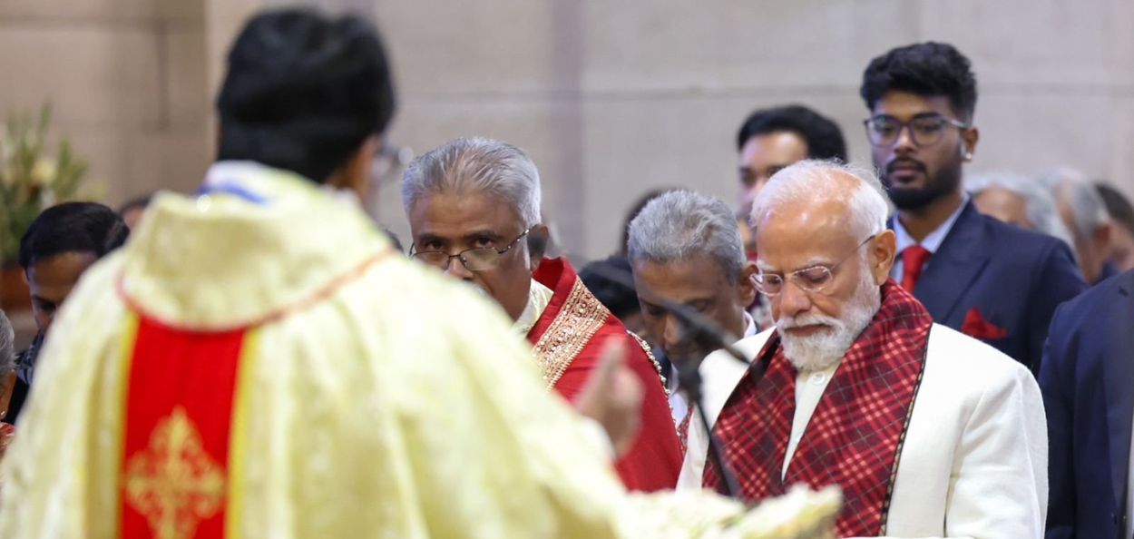 पंतप्रधान नरेंद्र मोदी दिल्लीतील'कॅथेड्रल चर्च ऑफ द रिडेम्पशन'मध्ये प्रार्थना करताना 