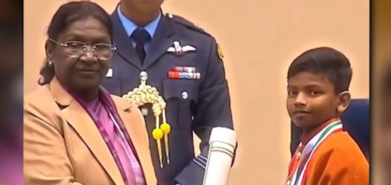 राष्ट्रपती द्रौपदी मुर्मू या मोहम्मद सिद्दान पी. याला 'पंतप्रधान राष्ट्रीय बाल पुरस्कार' प्रदान करताना 