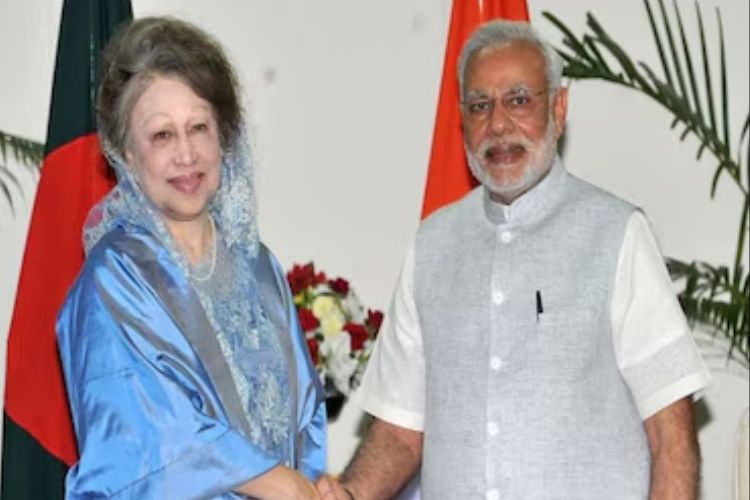 पंतप्रधान नरेंद्र मोदी यांच्यासमवेत बांगलादेशच्या माजी पंतप्रधान खालिदा झिया
