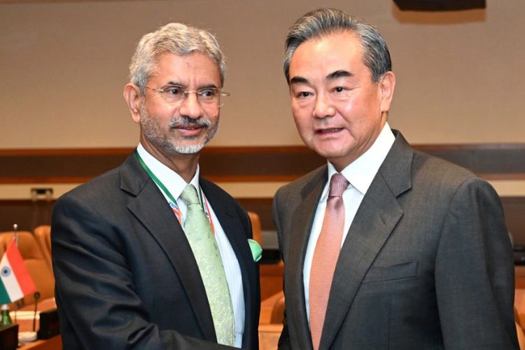 परराष्ट्रमंत्री एस. जयशंकर यांच्यासमवेत चीनचे परराष्ट्र मंत्री वांग यी