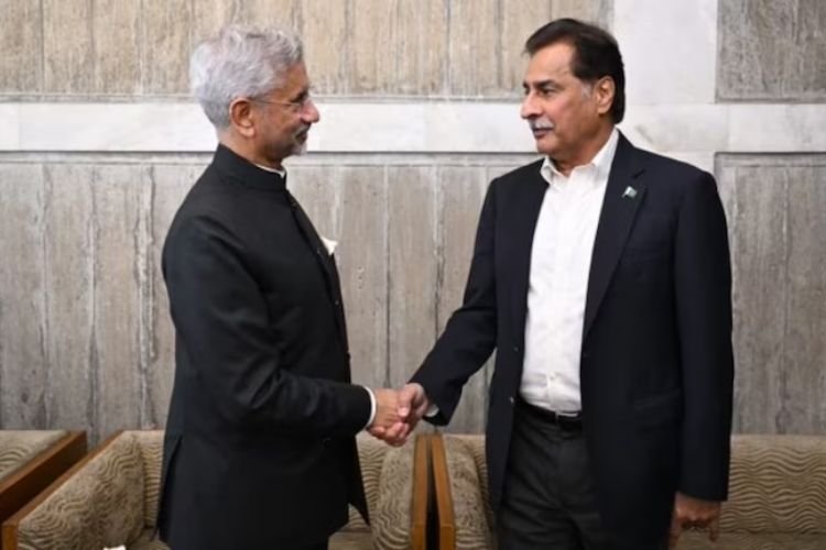 भारताचे परराष्ट्र मंत्री एस. जयशंकर आणि पाकिस्तानच्या नॅशनल असेंब्लीचे सभापती सरदार अयाज सादिक