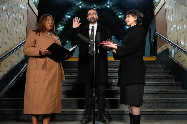 कुराणवर हात ठेवून शपथ घेताना झोहरान ममदानी