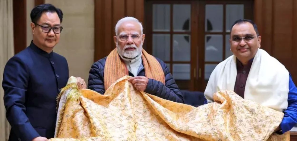 अजमेर शरीफ दर्गा उरुसानिमित्त चादर पाठवताना पंतप्रधान नरेंद्र मोदी 