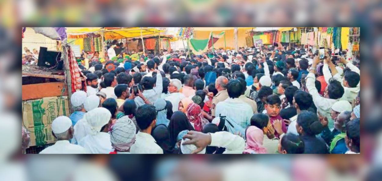 हजरत हाजी सय्याह उरुसानिमित्त काढण्यात आलेल्या संदल मिरवणुकीत सहभागी भाविक