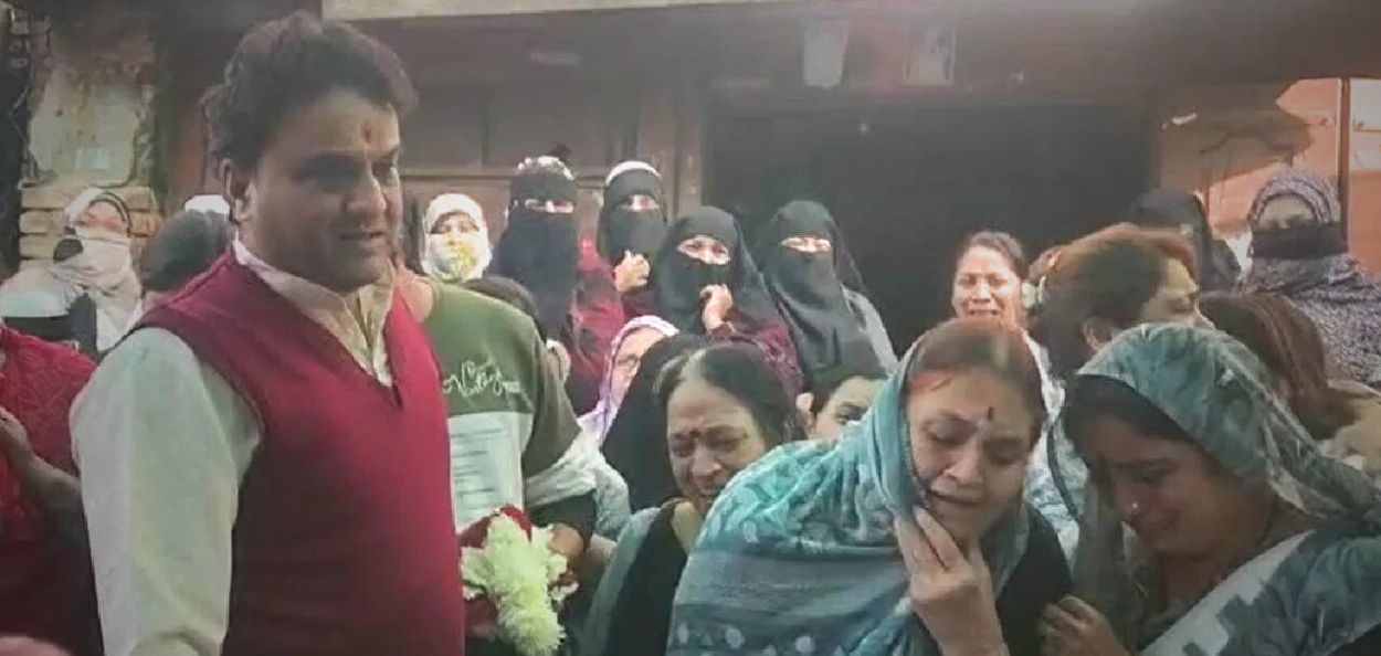 कय्युम खान नूर खान यांना शेवटचा निरोप देताना देवरे-सोनार कुटुंब 