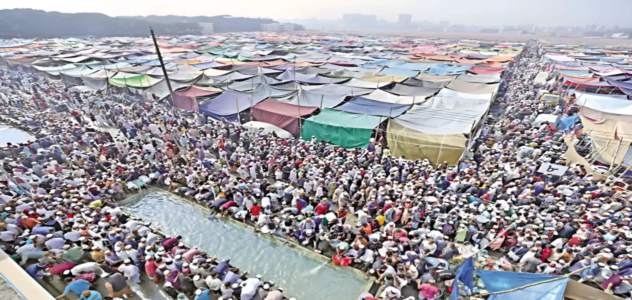 पश्चिम बंगालमधील हुगळी जिल्ह्यातील दादपूर येथील पोइनानमध्ये पार पडलेल्या जागतिक इज्तेमातील दृश्य 