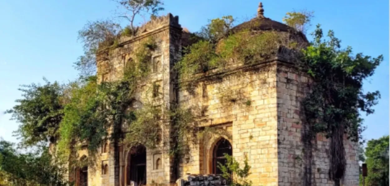 रोहतासगड किल्ल्याजवळ असलेली मुगलकालीन जामा मस्जिद