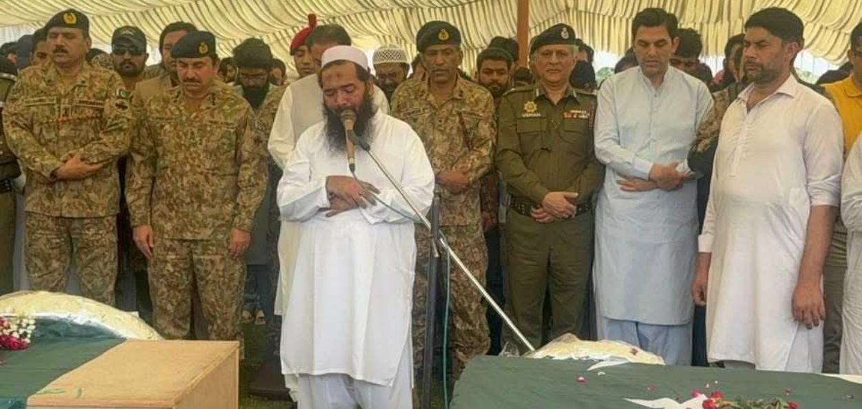 LeT दहशतवाद्याच्या जनाज्याच्या नमाजमध्ये पाकिस्तानी सैन्यासोबत सहभागी झालेला लष्कर-ए-तय्यबाचा कमांडर हाफिज अब्दुल रौफ 