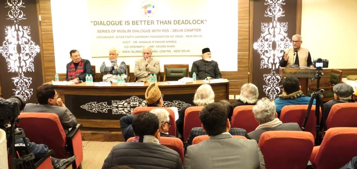 नवी दिल्ली येथे पार पडलेल्या आरएसएस नेते आणि मुस्लिम विचारवंतांच्या चर्चेतील क्षण 
