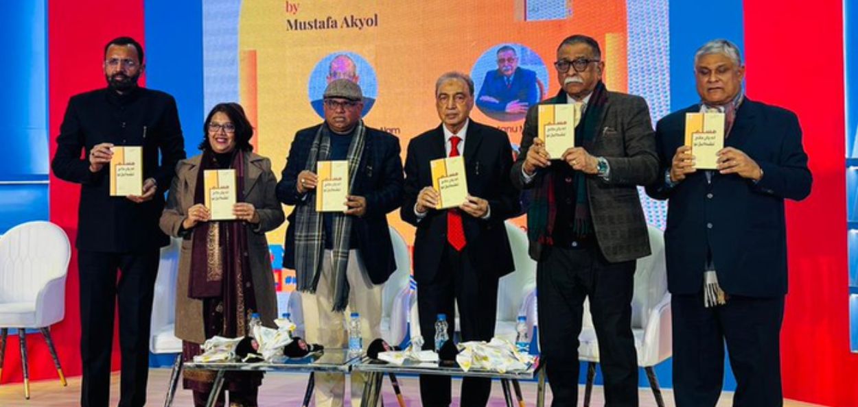 जामिया हमदर्दचे कुलगुरू प्रो. अफशर आलम यांच्या हस्ते 'मुस्लिम अझहान की तश्कील-ए-नौ' या पुस्तकाचे प्रकाशन