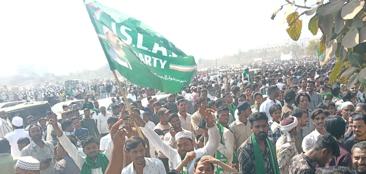 महानगरपालिकांचा निकाल लागल्यानंतर इस्लाम पक्षाचे कार्यकर्ते जल्लोष साजरा करताना 